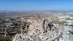 Cappadocia is a historical region in central anatolia, largely in the nevşehir, kayseri, kırşehir, aksaray, malatya, sivas and niğde provinces in turkey. Turquie Cappadoce Le Chateau D Uchisar Un Gratte Ciel De 2000 Ans