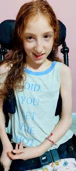 Hola hija mía... Aqui estoy, como siempre al ladito tuyo Que chiquita me  siento cuando te miro... Mi compañera de ruta, mi gigante pequeña. Solo  quería decirte, que mamá no se rindió