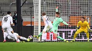 Matthias ginter (l.), christoph kramer (mitte) und patrick herrmann (r.) sind nach der niederlage von borussia. Bundesliga Gladbach Spielt Augsburg An Die Wand Und Verliert Stern De