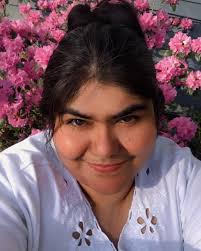 Saludos y bendiciones éstas son las plantas que florecen en primavera en mi  patio me encanta el jardín asimismo necesitamos nosotros a Dios en nuestras  vidas así como las plantas necesitan cuidado