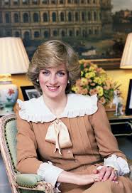La princesse diana et le prince charles, 72 ans, ont effectué une tournée royale en australie moins de deux ans après leur mariage royal. Prinzessin Diana Und Der Prariekragen So Wurde Sie Zur Trendsetterin Vogue Germany