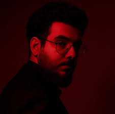 لما تشوفيه بيهزر مع البنات في الكومنتات