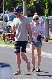 Conocer a shakira y gerard piqué comiendo deliciosas tapas en uno de los restaurantes favoritos de la pareja en la ciudad. Celebrity Couples With A Major Height Difference