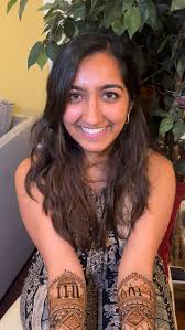 Happy bride with her mehndi = Happy me 💕✨ #BridalMehndi #HappyBride  #MehndiLove . . To book your upcoming event of 2025/2026 with us :~ * Call 