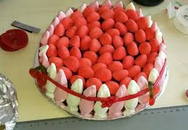Gummibarchentorte Mit Leckeren Und Ausgewahlten Fruchtgummis Gummibarchen Torte Gummibarchentorte Backen