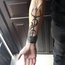 Adam Ledger Adli Kullanicinin Erkek Moda Tarzlari Panosundaki Pin 2020 Poseidon Tattoo Karizmatik Dovmeler Kelt Dovmeleri