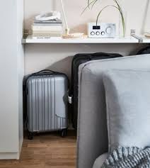 Koffer Unter Ekby Tony Regalboden Hochglanz Weiss Hinter Einem Sofa Ikea Wohnzimmer Gestaltung Kleiner Raume Wohnen