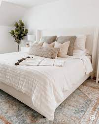 But if you like a little more color, you can easily incorporate some bright tones in your decor as well! 20 Grey And White Bedroom Ideas