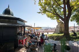The district also has several museums, theatres and upscale restaurants, which make this neighbourhood a distinct blend of old and modern culture. Diretorio De Contactos