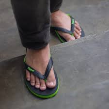 Fipper come in multiple designs, colors, sizes, and prints that ensure every shopper finds the most complementary to the comfort of these. Fipper Indonesia