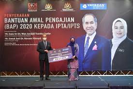 Bantuan pengajian ke timur tengah. Kpt Majlis Penyerahan Bantuan Awal Pengajian Bap