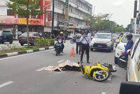 Home » berita » hiburan » terkini! Penunggang Motosikal Langgar Pintu Kereta Maut Digilis Lori Kosmo Digital