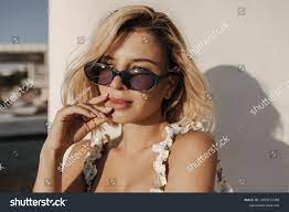 白人の若い金髪娘の接写は、サングラスを通して見事な海の景色を見る。サンドレスを着た色白の女の子は、週末をビーチで過ごす。旅行、休暇のコンセプト。写真素材2069673380  | Shutterstock