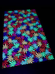 Achten sie darauf, dass der teppich mindestens 120 zentimeter kürzer ist als der raum, sodass sie die wohnungstür ohne probleme öffnen können. Psywork Schwarzlicht Teppich Fluo Sweet Neon Weed 1 2x2m