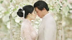 Tentang jodoh ada yang sudah dipertemukan, ada yang masih mencari, ada yang masih menanti. Kembali Pamerkan Pose Mesra Bareng Suami Syahrini Tulis Caption Romantis Buat Reino Barack Tribun Style Line Today