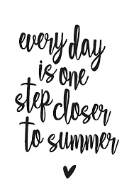 Een Hippe Zwart Wit Woonkaart Voor De Echte Zomerliefhebbers Tekst Op De Kaart Every Day Is One Step Closer To Summer Teksten Zomer Woorden Mooie Woorden