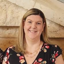 Who offers piano lessons