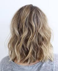 Vous cherchez un modèle de coupe de cheveux courte fashion,stylée rafraîchissante et rajeunissante ? 70 Coupes Mi Longs De Cheveux En Couches Les Plus Brillantes Pour Vous Eclairer