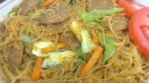 Coba dulu aja, seperti menyajikan bihun goreng seafood ini untuk junior. Resep Bihun Goreng Bakso Yang Simple Youtube