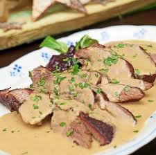 Reh Schaufele Mit Weck Knodel Wild Preiselbeeren Und Acker Salat Kochrezepte Schaufele Rezepte