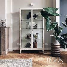 massief houten blok huis interieur apothekerskast teakhout