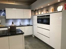 Hoogglans Witte Keuken Met Granieten Blad Volledig Uitgevoerd Met Siemens Apparatuur Airforce Afzuigkap Siemens Grani Witte Keuken Keuken Keuken Kookeiland