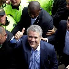 El presidente colombiano, iván duque, prometió este sábado en cali, donde fueron asesinados cinco jóvenes el pasado 11 de agosto, contundencia contra el crimen organizado y celeridad en las. Ivan Duque La Cara Joven Del Uribismo Para Volver Al Poder