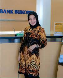 Contoh model baju batik kerja bank terbaru ini merupakan busana kerja motif batik para pegawai bank mandiri, bca, bri, btn, bni, seragam batik dengan desain modern serta model terbaru. 56 Model Baju Batik Kerja Bank Modern Terbaru 2021 Eksklusif Model Baju Batik Unik Terkini