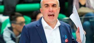 Il Cuneo Volley maschile di A2 riparte ancora dal coach Roberto Serniotti,  che cerca giovani assistenti in panchina