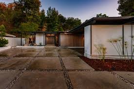 Modern steel car port designed by jessica chiles, dallas, tx built by webster street inc., dallas, tx. Best 60 Modern Exterior Mid Century Flat Roofline Design Photos And Dwell