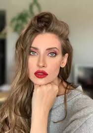Avangardă, curaj, originalitate si tușa personală extrem de pregnantă se regasesc în doze perfecte in semnătura iulia albu. Cum AratÄƒ Iulia Albu NemachiatÄƒ S A Pozat È™i FÄƒrÄƒ Fard È™i FÄƒrÄƒ Filtru Galerie Foto Stiri Vedete Si Evenimente Viva Ro