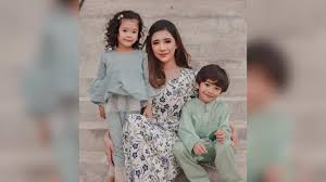 Mereka dikurniakan dua zuriat, adam aisy arrian, 4, dan ivy herra sophia, 2, sebelum bercerai talak satu di mahkamah rendah syariah daerah petaling pada 30 mei 2017. Tak Perlu Lelaki Sara Hidup Saya Fatin