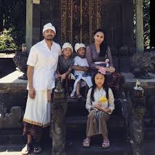 Baju melayu moden yang bergaya. 10 Foto Keluarga Artis Dengan Baju Adat Ini Bisa Jadi Referensi Tampil Klasik Nan Elegan Bak Ningrat