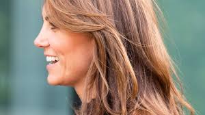 Seit wochen wird spekuliert, ob sich daniela katzenberger wirklich von ihrer blonden mähne trennt. 2021 Hairstyle Trend 2021 The Sweeping Fringe Is The Coolest Hairstyle Of The Year