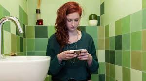 Ini dia solusi untuk kamar mandi kering praktis tanpa merogoh kocek lebih dalam. Hentikan Mainan Hp Di Kamar Mandi Efeknya Ngeri Banget Tribunnews Com Mobile