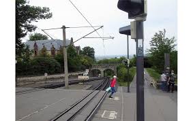 Der drachenfels ist der wohl bekannteste berg rund um köln und bonn, mit einer schon von weitem sichtbaren burgruine auf dem gipfel. Drachenfelsbahn Konigswinter Objektansicht