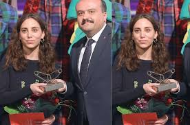 Öykü karayel'i̇n i̇mdadina i̇ki̇zi̇ yeti̇şti̇ oyuncu öykü karayel, erkek arkadaşıyla öykü karayel kimdir ?kalp atışı dizisi eylül öykü karayel, 1990 yılında i̇stanbul'da doğmuştur. Oyku Karayel In Ikiz Kardesi Ezgi Karayel E Koza Odulu Magazin Haberleri