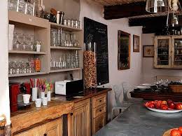 Une cuisine de campagne ou cuisine roulante est une cuisine mobile utilisée notamment par les unités militaires pour fournir des plats chauds aux troupes près de la ligne de front ou dans les campements temporaires. Des Cuisines De Campagne Elle Decoration