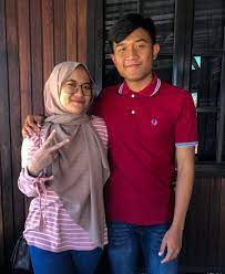 Ku sangkakan kau permata tapi hanyalah dimata bagai duri yang melukai diri ini. Biodata Isma Sane Penyanyi Lagu Derita Azhan Co