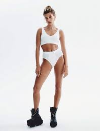 Hailey Bieber By Zoey Grossman For Vogue India August 2020 Fashion Editorials Minimal Visual Editorial Fashion Vogue India Vogue Magazine