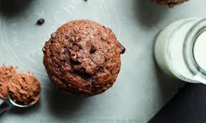 J En Veux Tout De Suite Un Muffin Aux Bananes Sirop D Erable Yogourt Grec Et Chocolat Noir Desserts Food Yummy Breakfast