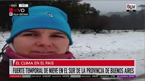 Las fotos no hacen del todo justicia, el salón es más grande de lo que pueda parecer y la foto principal no es la fachada del edificio, sino las vistas del ventanal que recorre todo el. A24 Com Llego La Nieve A La Zona De La Sierra De La