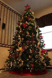 Decorating the christmas tree is more than just knowing how to put lights on a christmas tree and red and green will always be the signature colors of the season, but it's okay to experiment with a start with a vintage pick like a beautiful golden owl, and then work in a modern find like a hot pink. 17 Stunning Red And Gold Christmas Trees To Welcome Winter