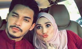 Azlan (nazim othman) merupakan ketua pegawai operasi, manakala juweta (nad zainal) adalah seorang ketua pegawai eksekutif syarikat milik. Suami Hadiahkan Wawa Zainal Kereta Mewah Rm250 000