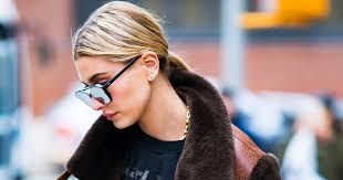 Many celebrities have leaned into more dramatic hair makeovers lately, but a handful have proved that a quarantine refresh doesn't have to. How To Copy Hailey Baldwin S Blonde Hair Color