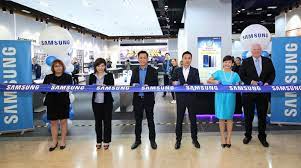 Over at mid valley megamall, there's a huge crowd of about 1. Samsung Experience Store At The Gardens Mall Reopens To Much Fanfare Samsung Newsroom Malaysia