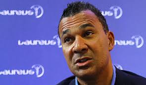 Gullit utviklet sine fotballferdigheter innenfor rammen av rozendwarsstraat, og gatefotball var instrumental i hans formative år. Die Ruud Gullit Kolumne