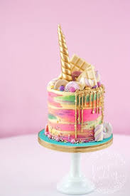 Dkeine Bunte Regenbogenfarbene Einhorn Torte Mit Einer Weissen Schokolade Und Mit Einem Grossen Goldenen Langen Gelbenen Hor Idee Gateau Gateau De Licorne Gateau