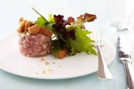 Recette De Tartare De Boeuf Au Basilic Et Crumble De Parmesan Recettes De Cuisine Tartare De Boeuf Recette Viande De Boeuf