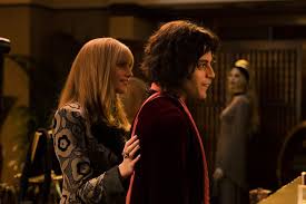 The fragrance is billed as a bright fruity woody floral scent which conveys the. Bild Zu Lucy Boynton Bohemian Rhapsody Bild Lucy Boynton Rami Malek Filmstarts De
